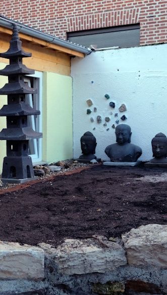 Pagode und Buddhaköpfe